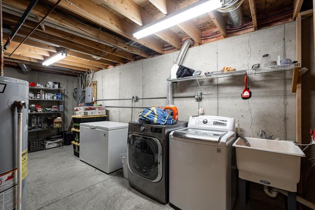 133 Settlement ROAD, Hartford, WI 53027