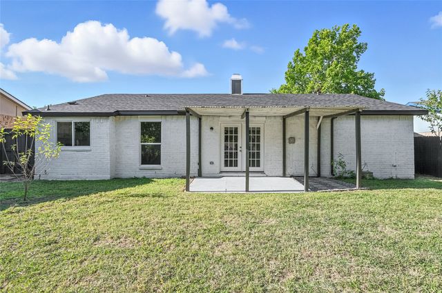 2207 Newbury Drive, Arlington, TX 76014
