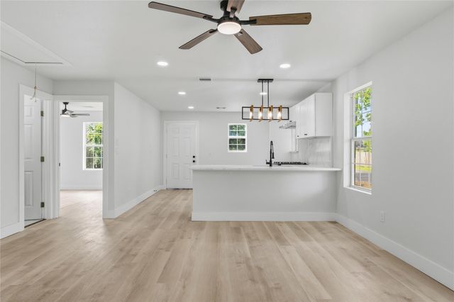 300 Hafer St, Baytown, TX 77520