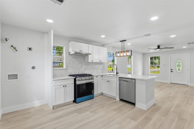 300 Hafer St, Baytown, TX 77520