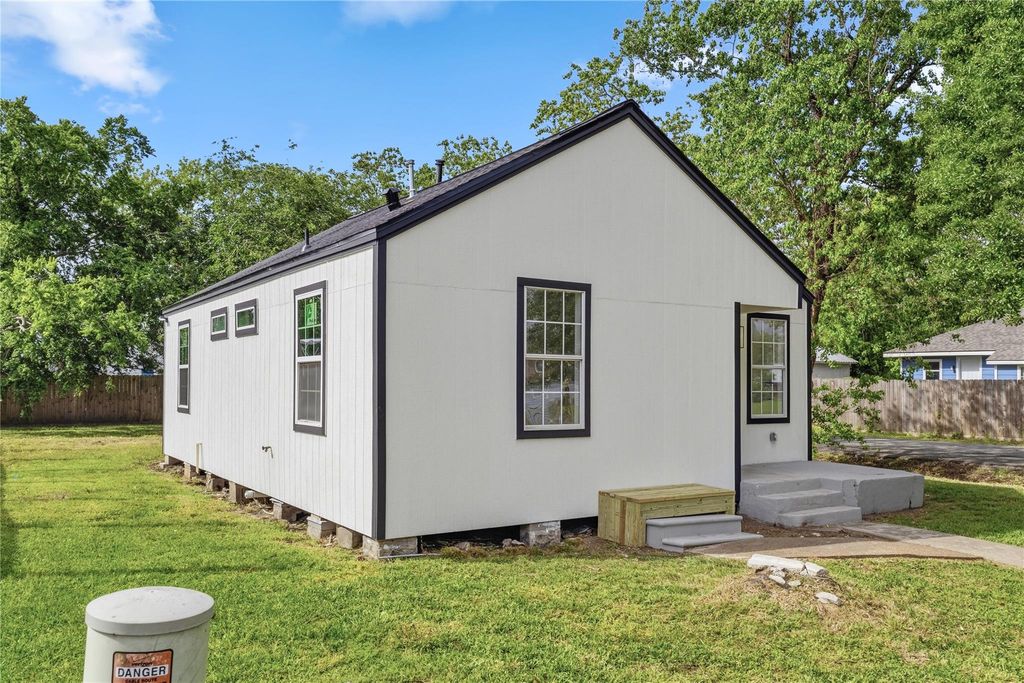 300 Hafer St, Baytown, TX 77520