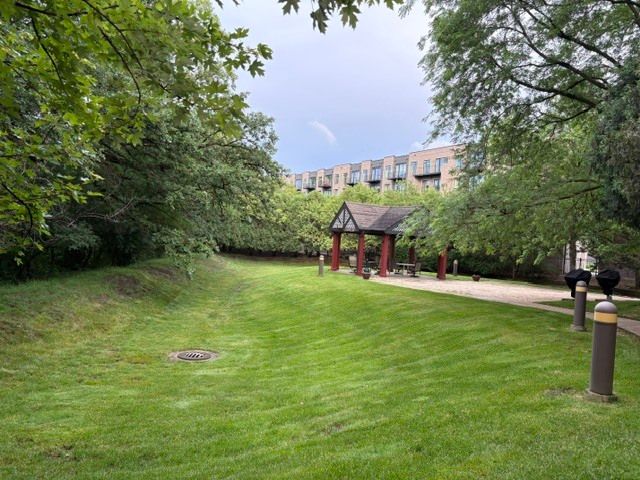 6701 N Milwaukee Avenue 303, Niles, IL 60714