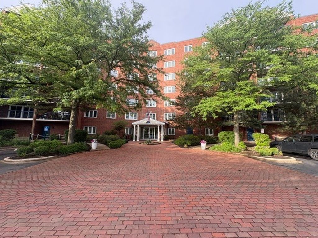 6701 N Milwaukee Avenue 303, Niles, IL 60714