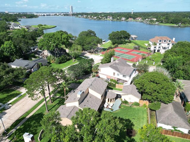307 Crestwood Drive, El Lago, TX 77586
