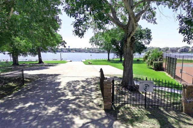 307 Crestwood Drive, El Lago, TX 77586