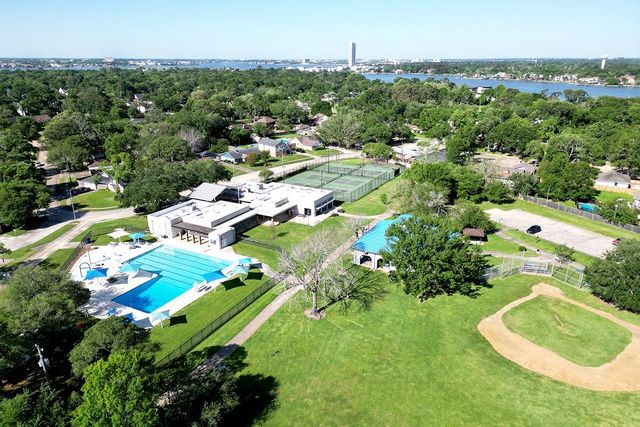 307 Crestwood Drive, El Lago, TX 77586
