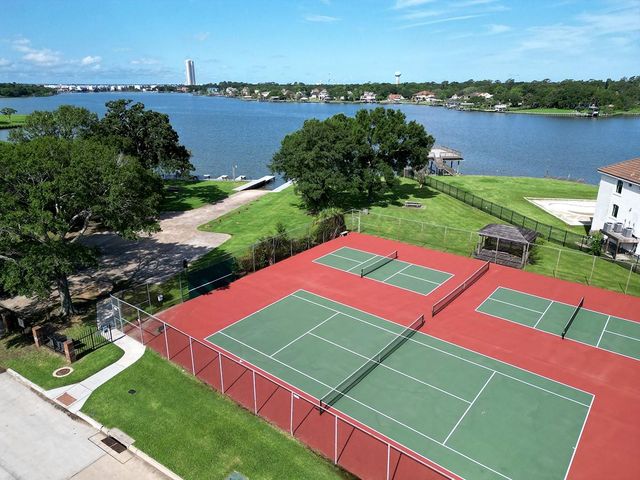 307 Crestwood Drive, El Lago, TX 77586
