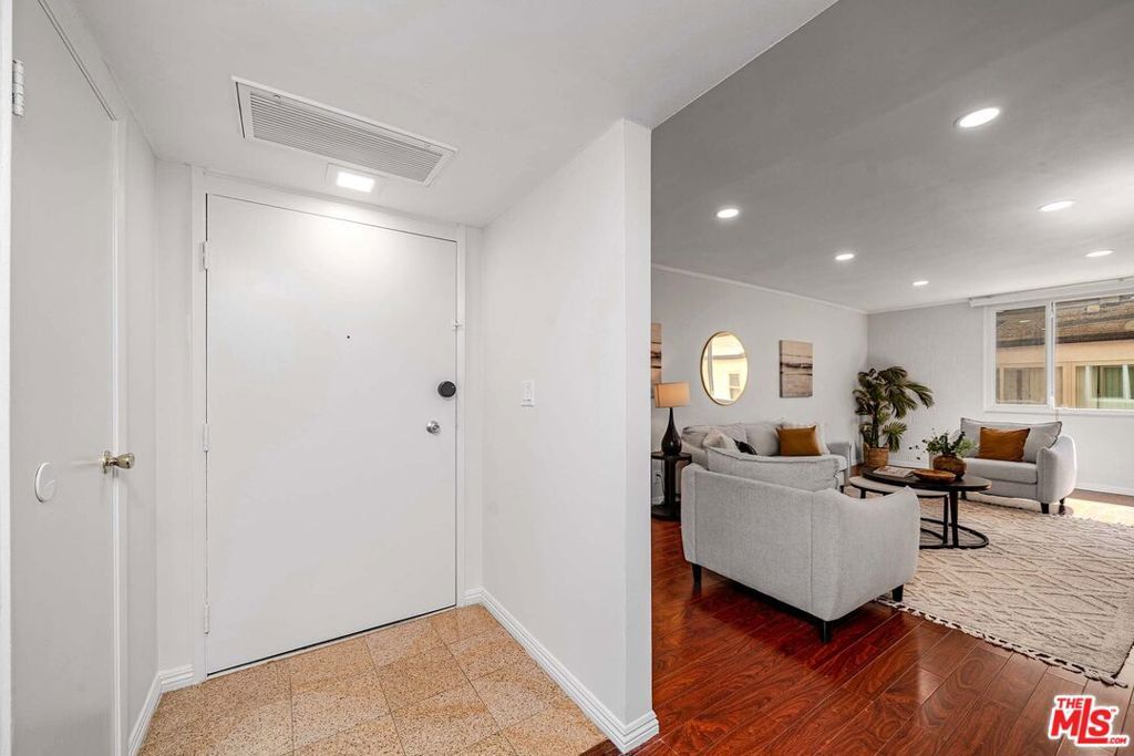 540 Kelton Avenue 105, Los Angeles, CA 90024 — photo 3