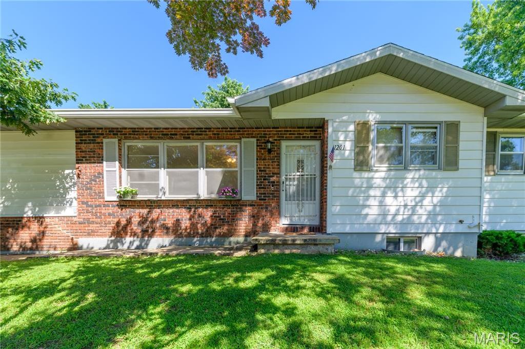 1201 Hull Valley Drive, Waynesville, MO 65583