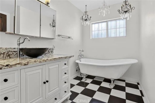 7607 8th Avenue, Los Angeles, CA 90043