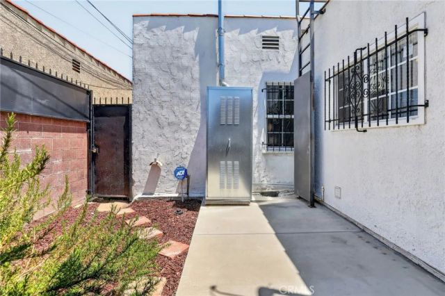 7607 8th Avenue, Los Angeles, CA 90043
