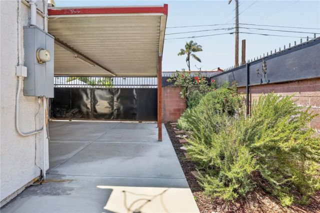 7607 8th Avenue, Los Angeles, CA 90043