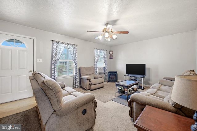 225 DUKE CIR, Strasburg, VA 22657