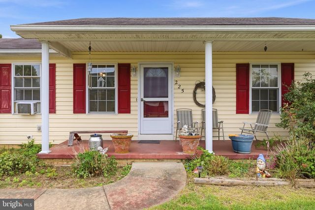 225 DUKE CIR, Strasburg, VA 22657