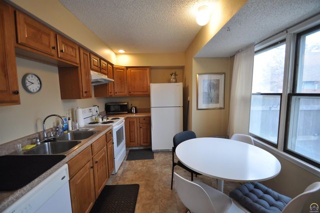 2923 SW Foxcroft 3 CT, Topeka, KS 66614