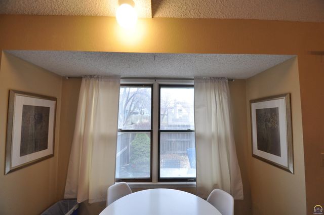 2923 SW Foxcroft 3 CT, Topeka, KS 66614