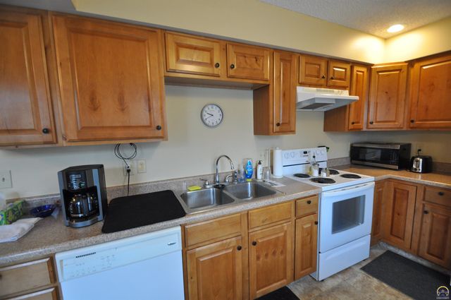 2923 SW Foxcroft 3 CT, Topeka, KS 66614