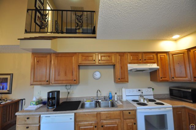 2923 SW Foxcroft 3 CT, Topeka, KS 66614