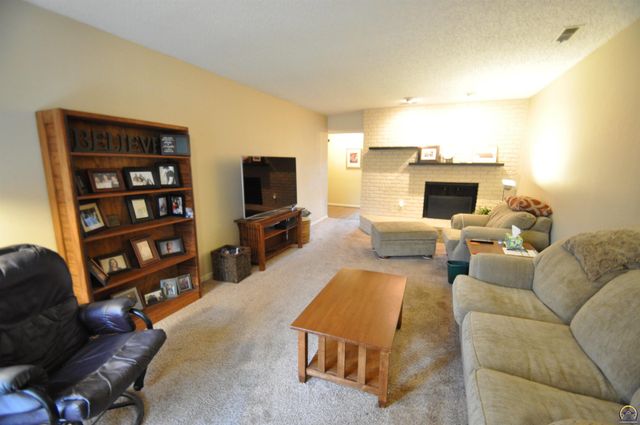 2923 SW Foxcroft 3 CT, Topeka, KS 66614