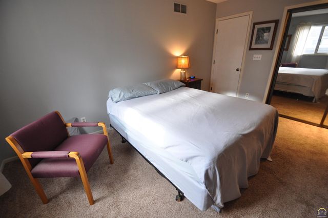 2923 SW Foxcroft 3 CT, Topeka, KS 66614