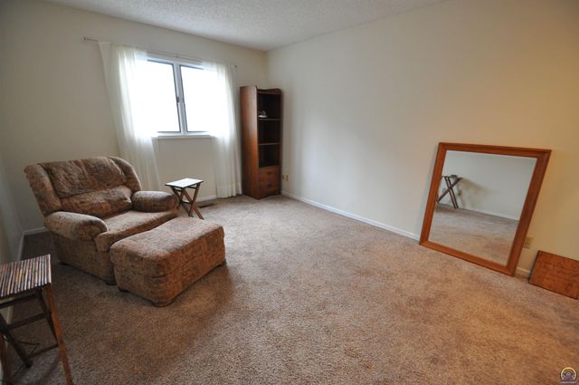 2923 SW Foxcroft 3 CT, Topeka, KS 66614