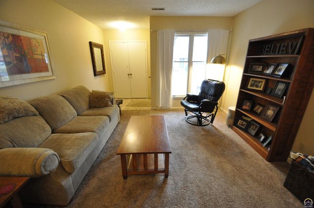 2923 SW Foxcroft 3 CT, Topeka, KS 66614