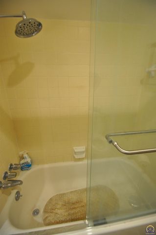 2923 SW Foxcroft 3 CT, Topeka, KS 66614