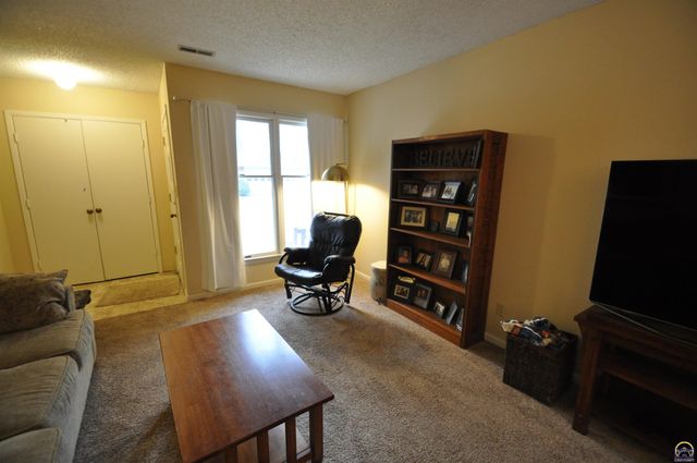 2923 SW Foxcroft 3 CT, Topeka, KS 66614