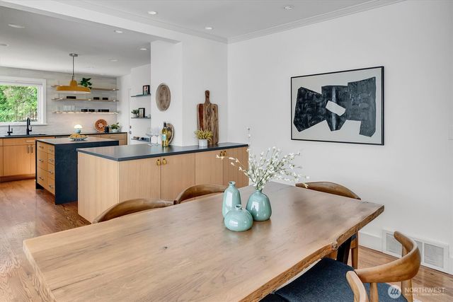 327 NE 55th Street, Seattle, WA 98105