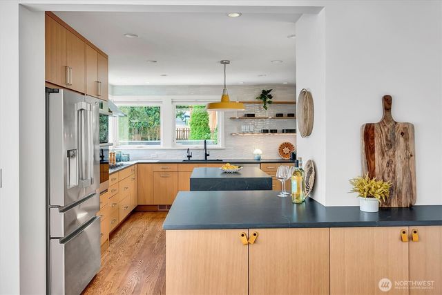 327 NE 55th Street, Seattle, WA 98105
