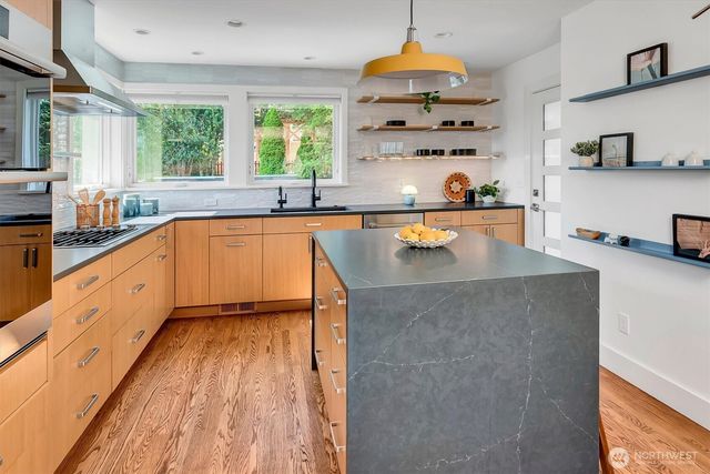 327 NE 55th Street, Seattle, WA 98105