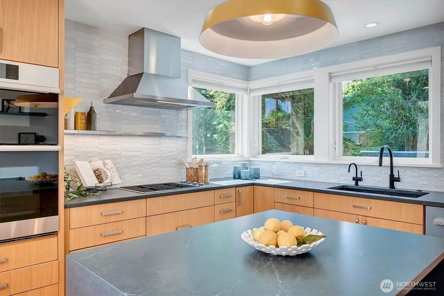 327 NE 55th Street, Seattle, WA 98105