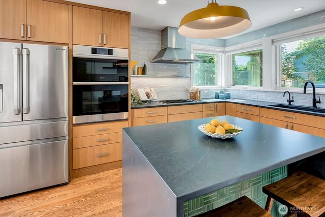 327 NE 55th Street, Seattle, WA 98105