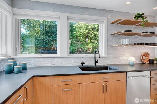 327 NE 55th Street, Seattle, WA 98105