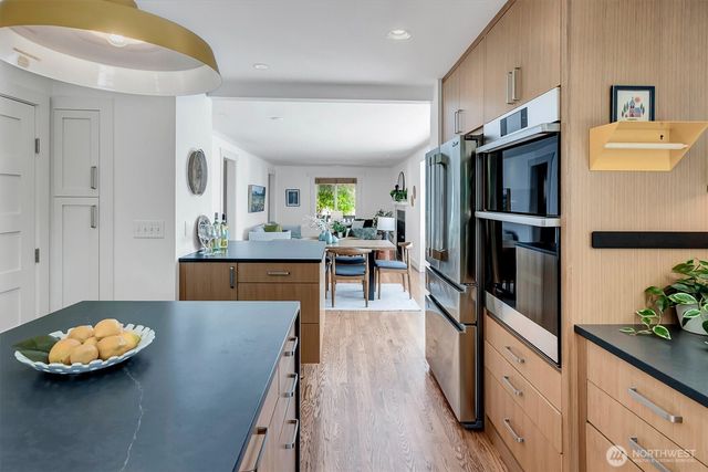 327 NE 55th Street, Seattle, WA 98105