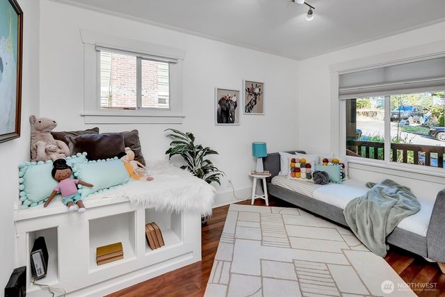 327 NE 55th Street, Seattle, WA 98105