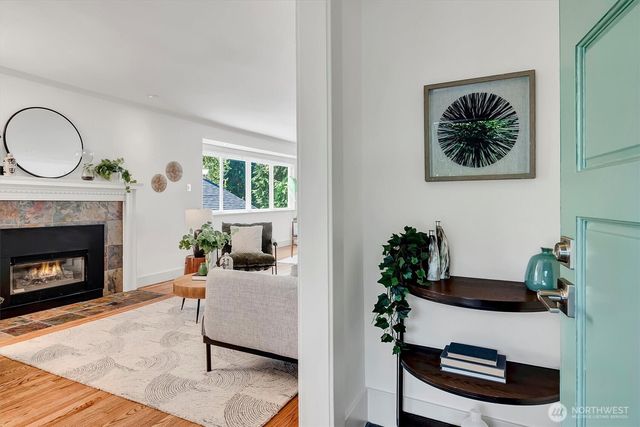 327 NE 55th Street, Seattle, WA 98105