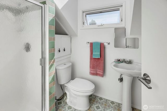 327 NE 55th Street, Seattle, WA 98105