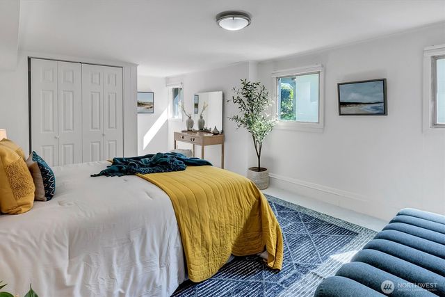 327 NE 55th Street, Seattle, WA 98105
