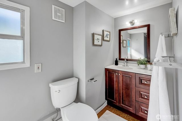 327 NE 55th Street, Seattle, WA 98105