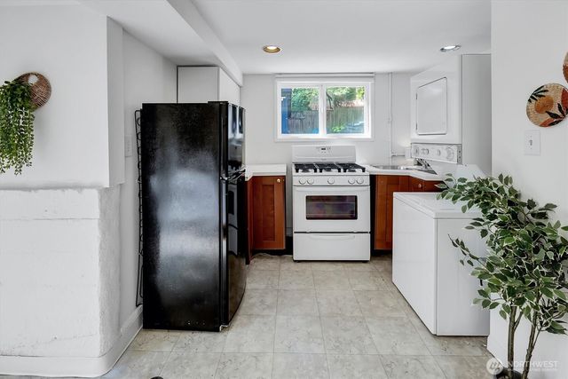 327 NE 55th Street, Seattle, WA 98105