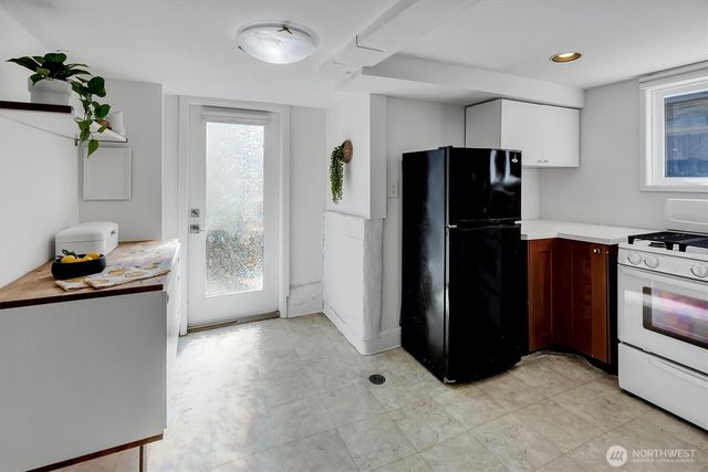 327 NE 55th Street, Seattle, WA 98105