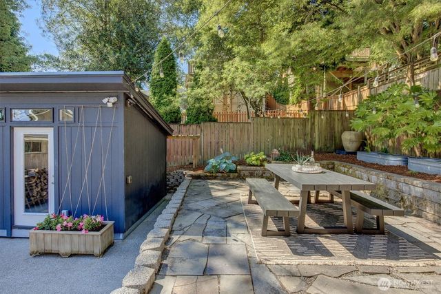 327 NE 55th Street, Seattle, WA 98105