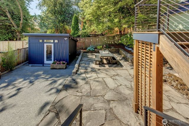 327 NE 55th Street, Seattle, WA 98105