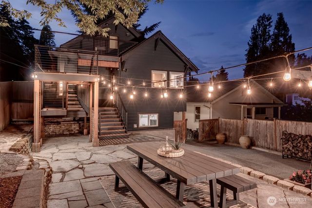 327 NE 55th Street, Seattle, WA 98105