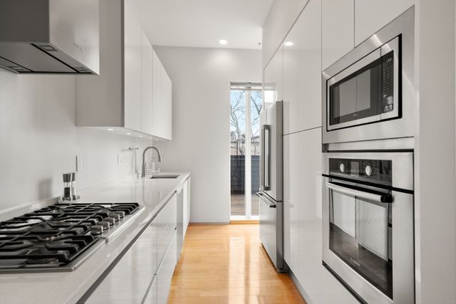 618 E 2nd Street 6, Boston, MA 02127