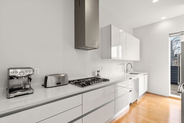 618 E 2nd Street 6, Boston, MA 02127