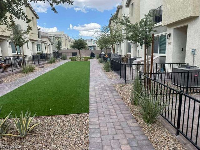 2642 Wimbledon White Court, North Las Vegas, NV 89086