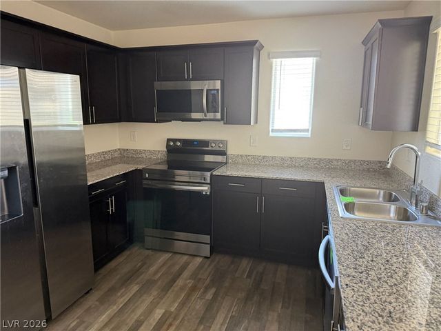 2642 Wimbledon White Court, North Las Vegas, NV 89086
