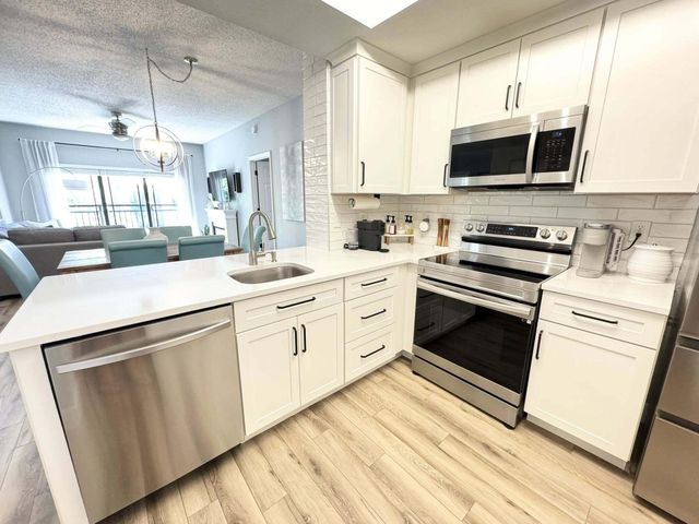 2808 Amalei Drive 110, Palm Beach Gardens, FL 33410